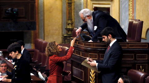 03/12/2019.- La diputada socialista, Meritxell Batet (i), durante la votación a la Presidencia del Congreso junto al presidente de la Mesa de Edad, el diputado Agustín Zamarrón (d) durante la sesión constitutiva de la Cámara Baja. La diputada sociali