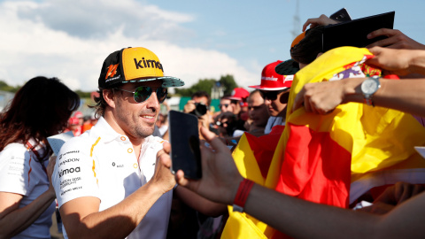 El piloto español de Fórmula 1, Fernando Alonso, firma autógrafos antes del Gran Premio de Húngría, el pasado julio. REUTERS/Bernadett Szabo