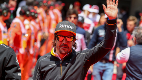 Fotografía de archivo del piloto español de Fórmula 1 Fernando Alonso durante el Gran Premio de China, en el circuito internacional de Shangái (China), en abril de 2018. EFE/ Diego Azubel