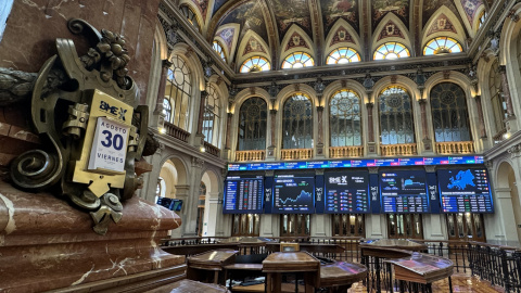 Vista del patio de negociación de la Bolsa de Madrid, y los paneles informativos con la marcha del mercado. EFE/Ana Bornay