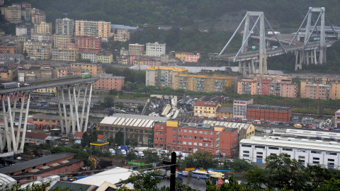 Al menos 22 personas han muerto y cinco han resultado gravemente tras el derrumbe de un puente en Génova (Italia). / REUTERS