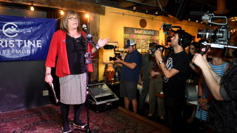 Christine Hallquist, la primera candidata transgénero a una Gobernación en EEUU, tras las primarias estatales. REUTERS/Caleb Kenna