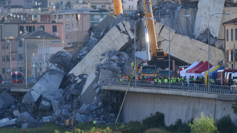 Una grúa trabaja en las labores de búsqueda de víctimas y retirada de los escombros del puente que el martes se desplomó en Génova (Italiaa. EFE/ Luca Zennaro