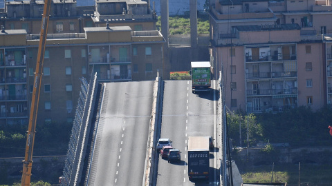 Una grúa trabaja en las labores de búsqueda de víctimas y retirada de los escombros del puente que el martes se desplomó en Génova (Italia. EFE/ Luca Zennaro