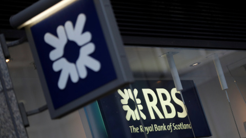 El logo del banco británico Royal Bank of Scotland (RBS) en una sucursal en Londres. REUTERS/Peter Nicholls