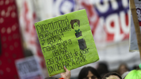 Una pancarta en la concentración de activistas en defensa de la despenalización del aborto en la Plaza del Congreso, de Buenos Aires, durante el debate en el Senado de la ley sobre la interrupción del embarazo. EFE/David Fernández