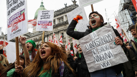 Concentración de activistas en defensa de la despenalización del aborto en la Plaza del Congreso, de Buenos Aires, durante el debate en el Senado de la ley sobre la interrupción del embarazo. EFE/David Fernández