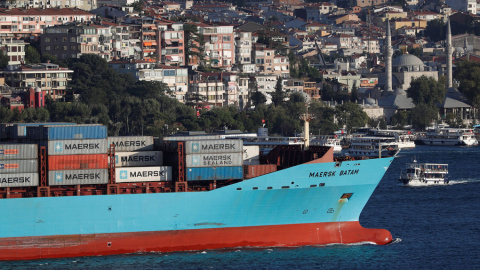 Un buque de contenedores de la compañía Maersk navega por el Bósforo hacia el Mediterráneo, en Estambul (Turquía). REUTERS/Murad Sezer