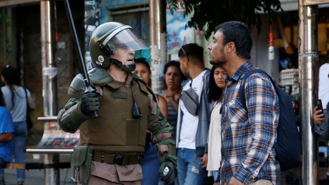 Un miembro de las fuerzas de seguridad discute con un manifestante durante una protesta contra el gobierno de Chile en Valparaíso, Chile, 4 de diciembre de 2019. REUTERS / Rodrigo Garrido