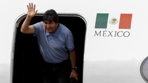 El expresidente de Bolivia, Evo Morales, a su llegada a México como asilado político tras el golpe de Estado que forzó su renuncia.- REUTERS