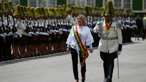 26.11.2019- La presidenta interina de Bolivia, Jeanine Anez, asiste a una ceremonia de la Academia Nacional de Policía en La Paz, Bolivia. REUTERS / David Mercado