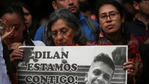 26.11.2019 -  Una mujer sostiene una pancarta durante una manifestación en honor a Dilan Cruz. La pancarta dice: "Dilan, estamos contigo". REUTERS / Luisa Gonzalez