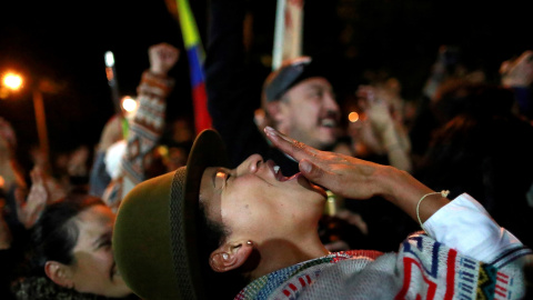 Los manifestantes golpean las ollas mientras se unen a un llamado por lo que dicen que son cacerolazos simultáneos en toda América Latina en apoyo de las protestas, en Bogotá, Colombia, 1 de diciembre de 2019. REUTERS / Carlos Jasso