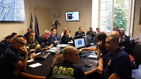 El primer ministro italiano Giuseppe Conte (4º izq) participa en una reunión de los servicios de emergencia en la Prefectura de Génova (Italia). EFE