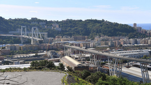 Una grúa trabaja en las labores de búsqueda de víctimas y retirada de los escombros del puente que el martes se desplomó en Génova (Italia. EFE/ Luca Zennaro