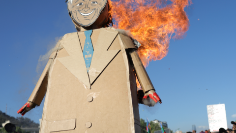 Imagen de un muñeco con la cara del presidente chileno Sebastián Piñera siendo quemado./ PABLO SANHUEZA (Reuters)