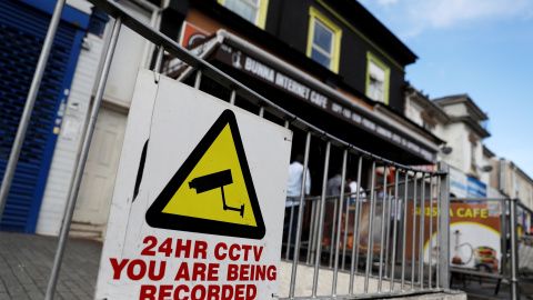 Un aviso de videovigilancia delante de un cibercafé en Birmingham, en cuyo piso superior residía el detenido por el atraque del pasado martes frente al Parlamentl británico, en Londres. REUTERS/Darren Staples