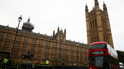 Agentes de la policía británica junto a las barreras de seguridad que impiden el paso de vehículos al Parlamento británico, en Londres. REUTERS/Hannah McKay