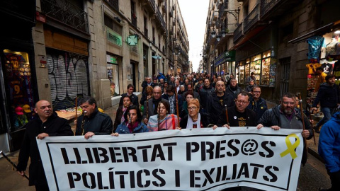 La manifestació dels càrrecs electes contra la sentència de l'1-O. EFE / ALEJANDRO GARCÍA