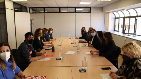 17/02/2022 - Representants d'Educació i dels sindicats del sector en una reunió del passat febrer.