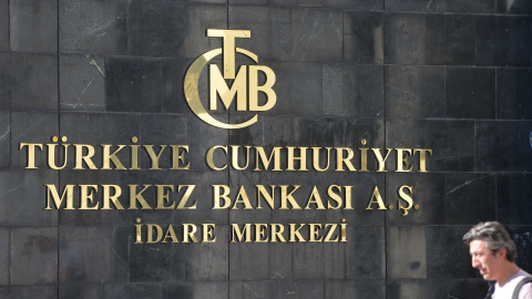 Un hombre camina frente al Banco Central turco en Ankara (Turquía. EFE/ Str