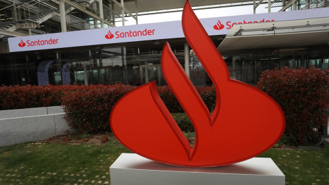 El logo del Banco Santander, en uno de los edificios de su sede corporativa en la localidad madrileña de Boadilla del Monte.  E.P./Isabel Infantes