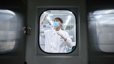 En esta foto tomada el 5 de junio de 2020, un empleado manipula una vacuna en un laboratorio de Hong Kong.