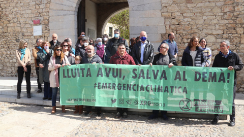 Diversos membres de la comunitat científica de la UdG i el rector, Quim Salvi, en una concentració per exigir actuar en contra del canvi climàtic davant del rectorat de la universitat.