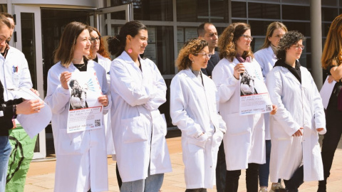 Investigadores de l'Institut Català de Recerca de l'Aigua (ICRA) a l'exterior de l'edifici, a Girona, en protesta contra la inacció climàtica.