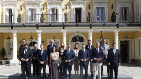 El líder del PP, Alberto Núñez Feijóo (c), posa para una foto de familia con los presidentes autonómicos de su partido, a 6 de septiembre, en el Palacete de los Duques de Pastrana, en Madrid.