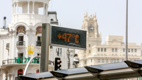 25/04/2022 Un termómetro de una parada de bus de la Gran Vía, marca 47ºC, a 11 de agosto de 2021, en Madrid