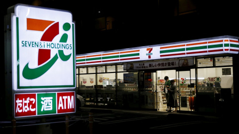 Una pareja salte de comprar en una tienda de conveniencia 7-Eleven en Tokio. REUTERS/Yuya Shino