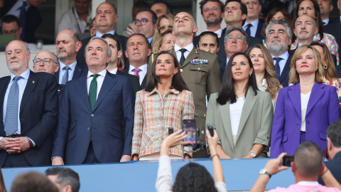 Jorge Azcón, La Reina Letizia, Montse Tomé, María de los Ángeles García Chaves y Pilar Alegría en el Campeonato de España-Copa de SM la Reina Iberdrola, en el campo de La Romareda a 18 de Mayo de 2024 en Zaragoza (España).