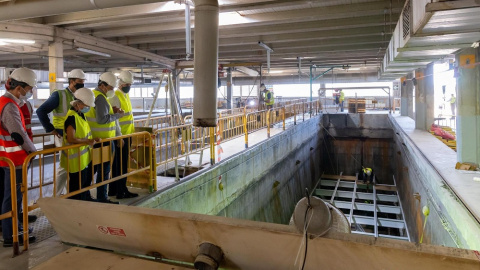 26/04/2022. Trabajos de reparación en el circuito de decantación de la depuradora de Zaragoza, hace dos años, a 16-09-2020.