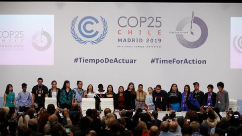 ista general de los medios que cubren a la activista sueca Greta Thunberg durante su participación este lunes en una rueda de prensa de jóvenes activistas climáticos. EFE/J.J. Guillén