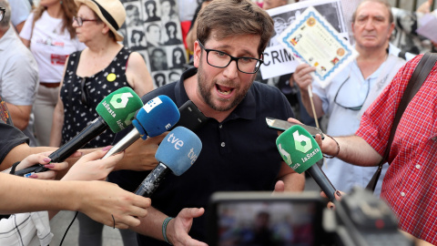 El secretario de Memoria Histórica de Unidas Podemos, Miguel Urbán, atiende a los medios de comunicación durante la concentración para exigir que Franco sea trasladado a un emplazamiento "que no pueda convertirse en lugar de exaltación". - EFE/Kiko H