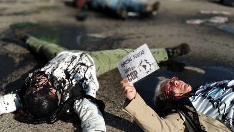 Un grupo de activistas protesta en la Cumbre del Clima por la presencia de empresas contaminantes./ Alejandro Tena