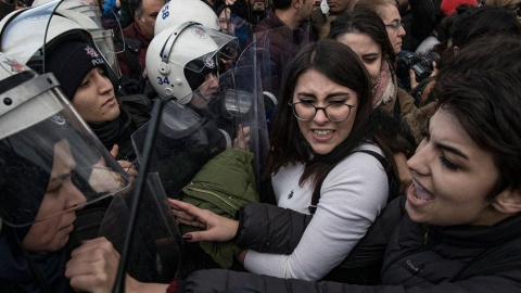 La Policía disuelve en Estambul una acción feminista y detiene a siete mujeres / Twitter