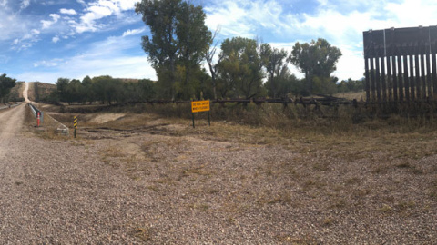 Tramo donde el muro fronterizo se convierte en una valla para vehículos por el que migrantes, polleros y narcotraficantes pueden acceder a EEUU. / AITANA VARGAS