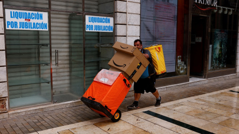 En repartido de Amazon, en el centro de Málaga. REUTERS/Jon Nazca