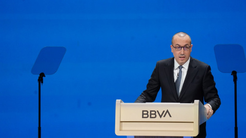 El consejero delegado de BBVA, Onur Genç, durante su intervención en la  junta de accionistas del banco, en el Palacio de Euskalduna de Bilbao, el pasado marzo. E.P./H.Bilbao