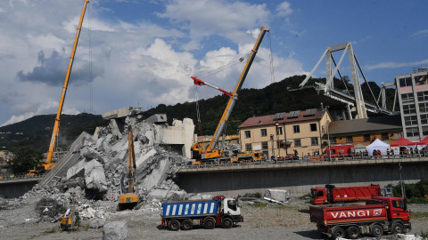 Vista de las tareas de retirada de escombros y búsqueda de víctimas del puente Morandi en Génova. EFE/ Luca Zennaro