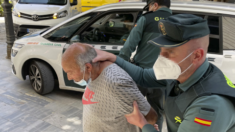 Agentes de la Guardia Civil llevan a disposición judicial al hombre detenido en Sueca (Valencia) por abusos sexuales a una madre y a su hija menor de edad a las que había alquilado una habitación, y que habría intentado matar a la mujer tras conocer q