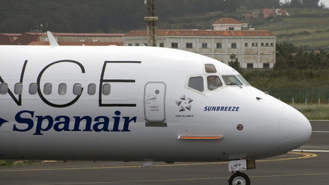 Un aparato de la aerolina Spanair en el aeropuerto de Tenerife. AFP