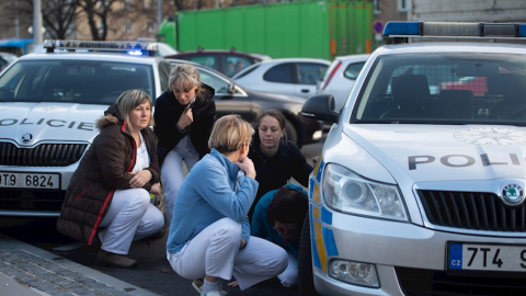 Personal de un hospital en Ostrava, en República Checa, es evacuado tras un tiroteo. / EFE