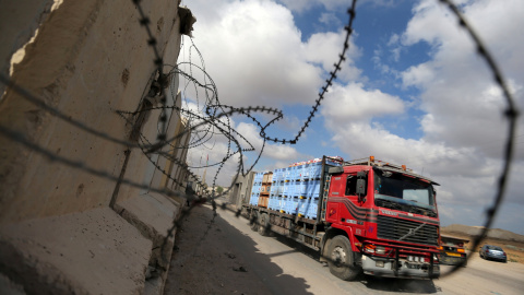 Un camión llega al paso de Kerem Shalom en Gaza. REUTERS/Ibraheem Abu Mustafa/Archivo