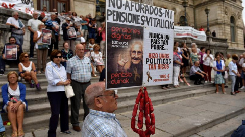 Las asociaciones de pensionistas de Vizcaya en una de sus concentraciones frente al Ayuntamiento de Bilbao para reclamar unas pensiones "dignas". | EFE