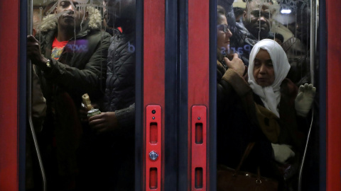 Los pasajeros llenan un tren de metro en la estación RER Gare du Nord durante una huelga de todos los sindicatos de la red de transporte de París (RATP) y los trabajadores franceses de SNCF en París como parte de un segundo día de huelga nacional y pr