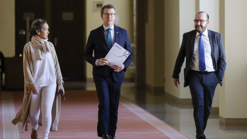 El presidente de la Xunta, Alberto Núñez Feijóo (c) acompañado por sus colaboradores, Mar Sánchez (i) y Álvaro Pérez (d) antes de presentar este viernes su renuncia al presidente del Parlamento de Galicia, Miguel Santalices (no en la imagen) en San