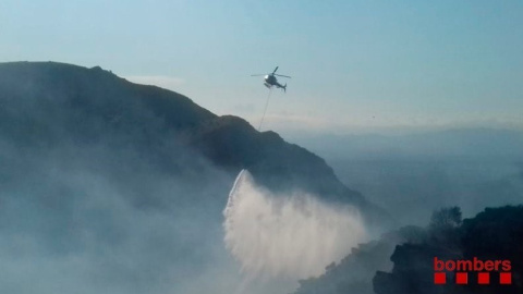 Imagen de las labores de extinción del fuego en Roses (Girona). EP